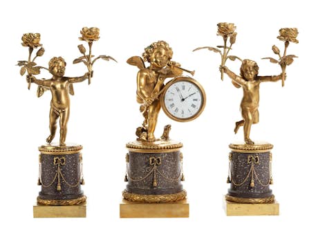 Uhr mit Leuchtern im Louis XVI-Stil